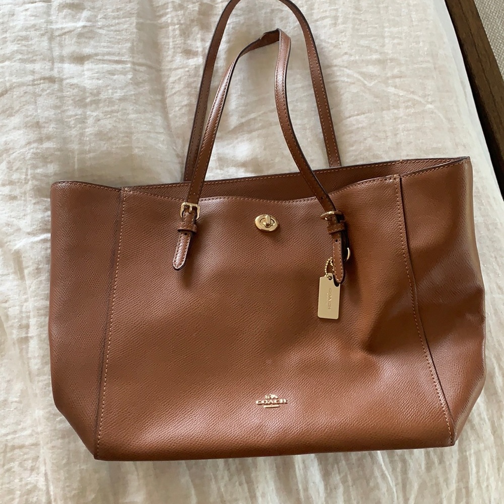 Beautiful Coach Bag. Tan Leather w. storage bag